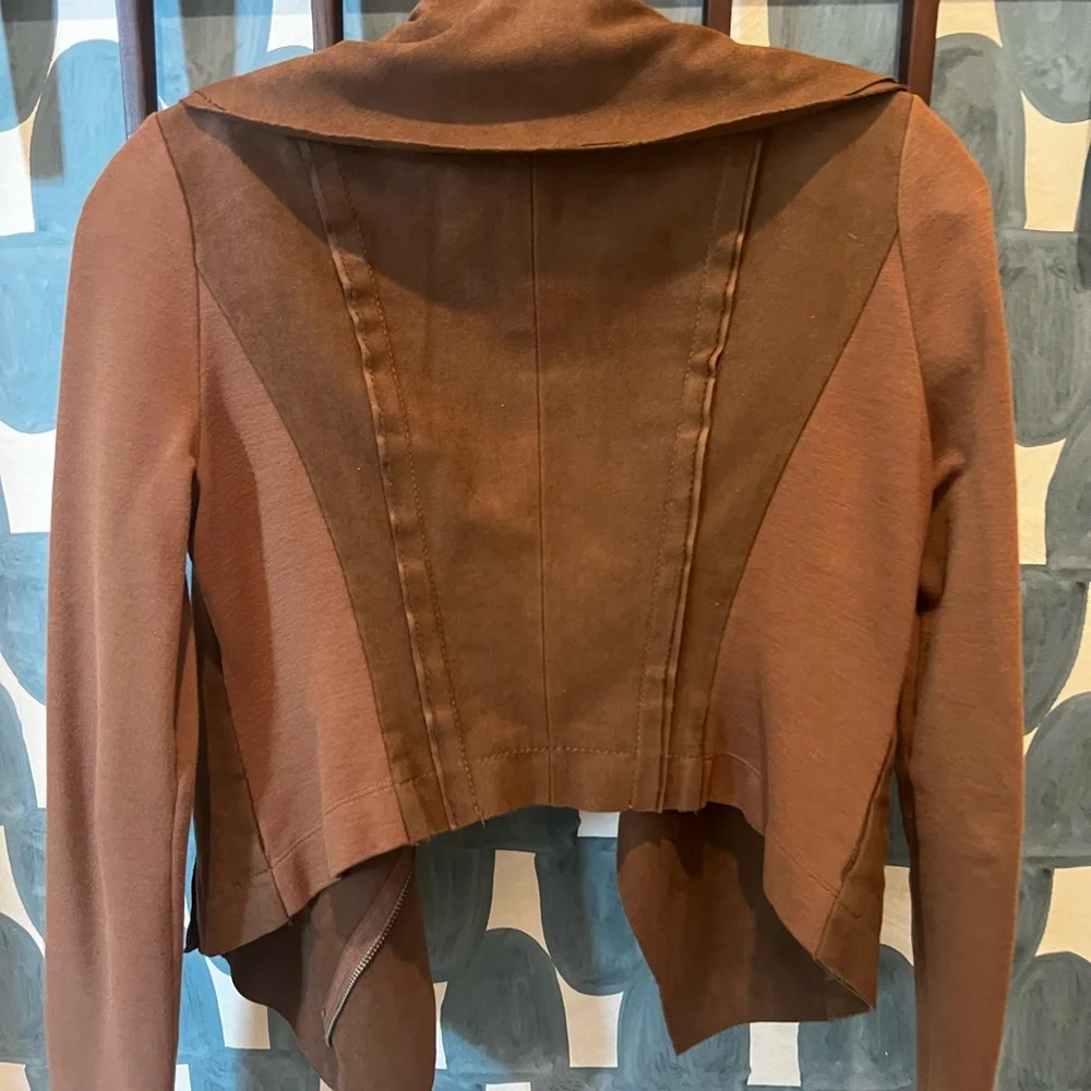 BCBG Maxazria faux suede cropped jacket. Asymmetrical moto style. XS. - Picture 2 of 7